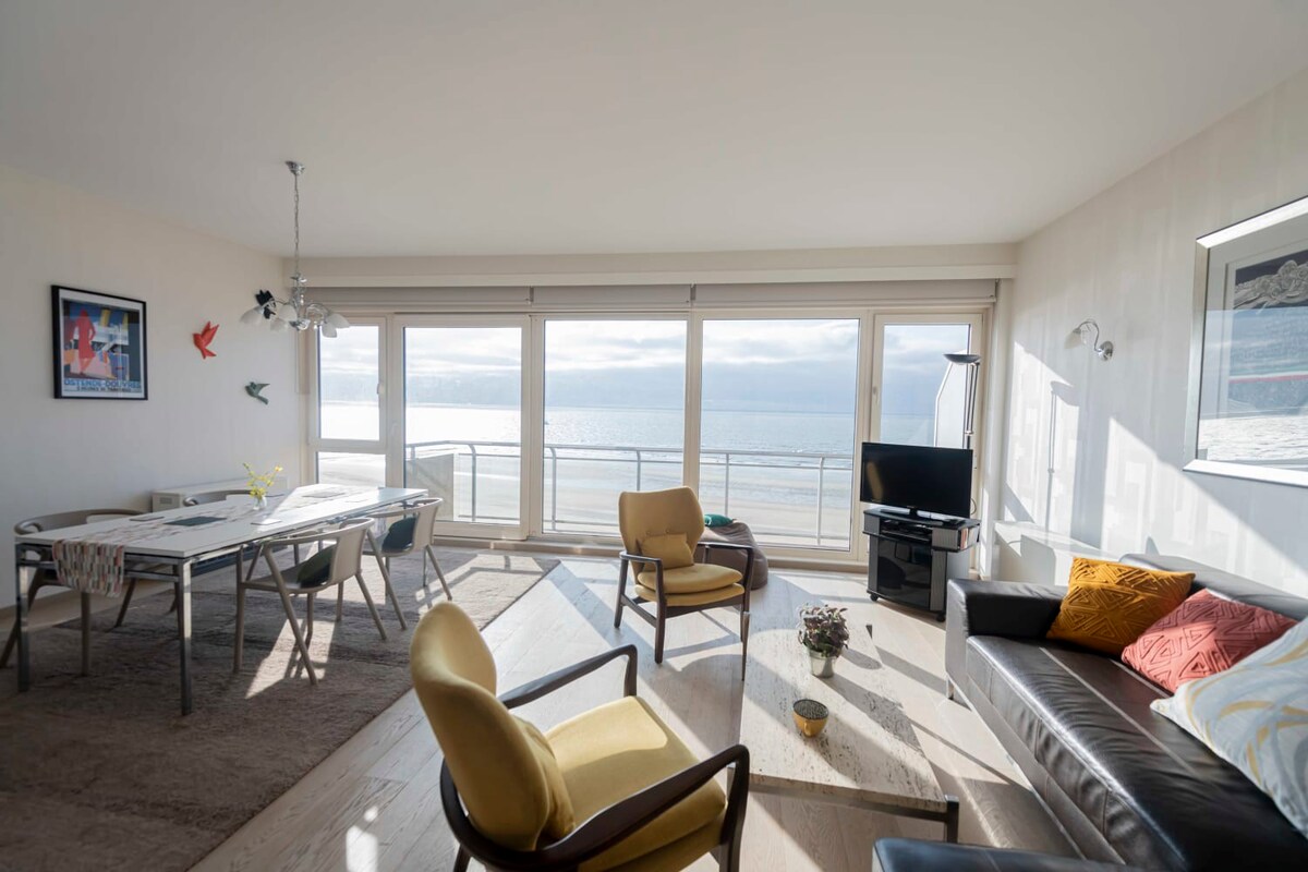 Seaview Apartment on the Beach - Free Parking!