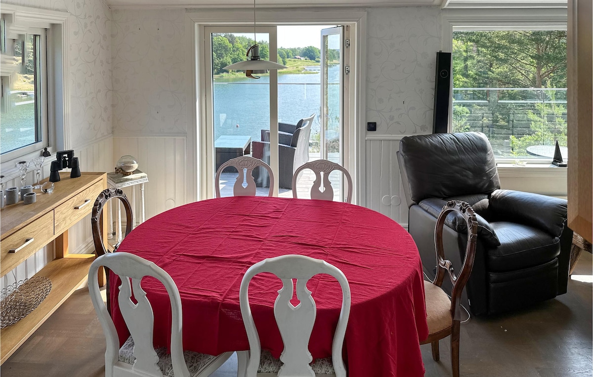 Awesome home in Dalarö with house sea view