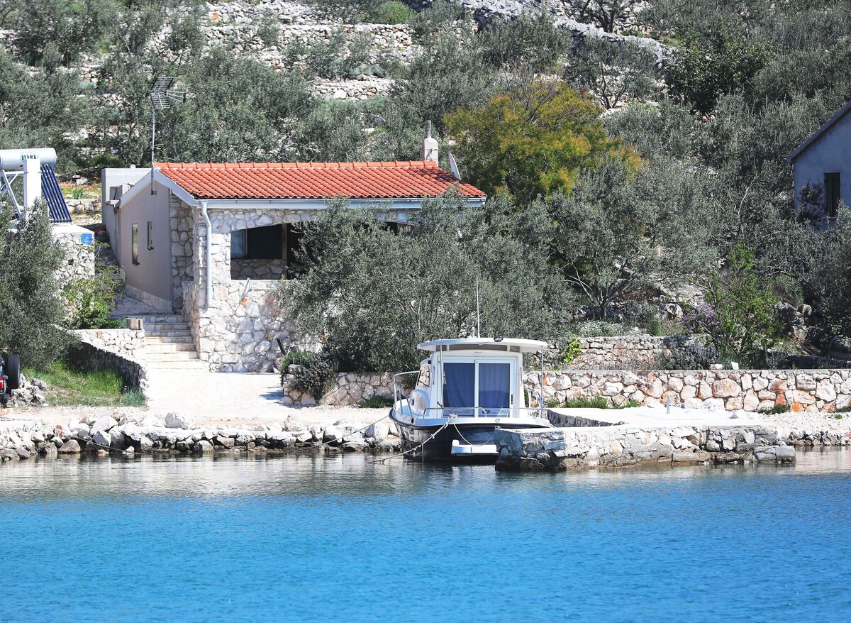 Two Bedroom Remote cottage, beachfront in Pašman