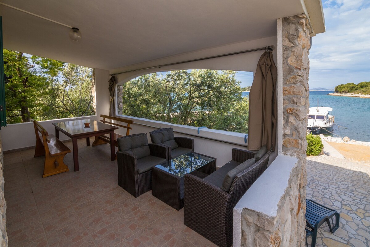 Two Bedroom Remote cottage, beachfront in Pašman