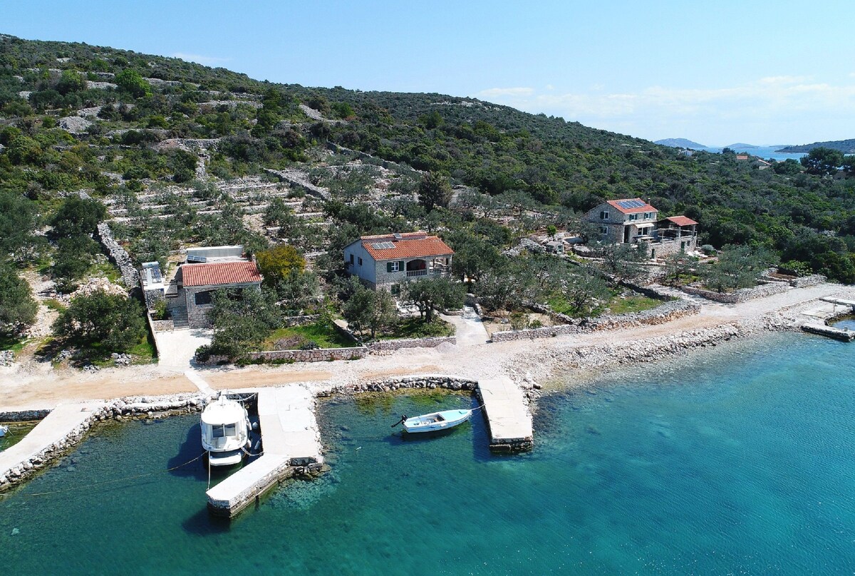 Two Bedroom Remote cottage, beachfront in Pašman