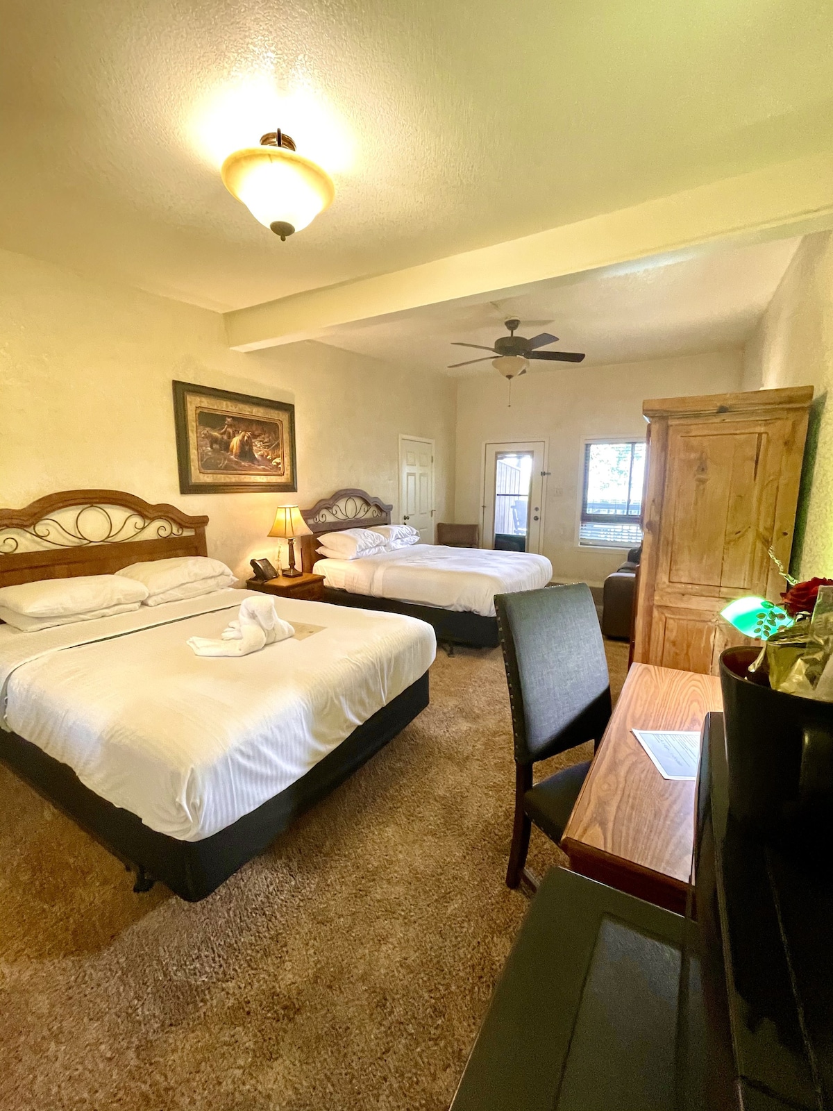 Mountain Harbor Queen Guest Room on Lake Ouachita