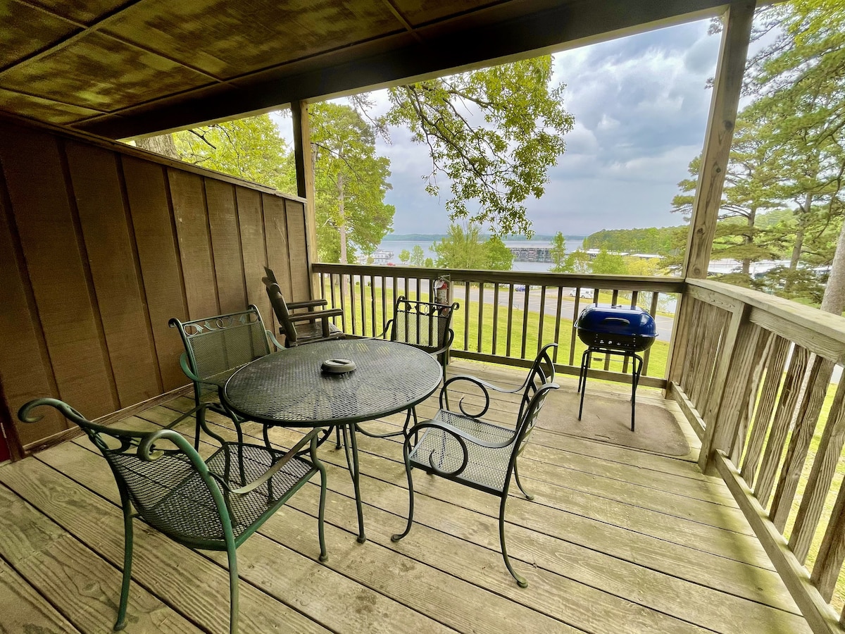 Mountain Harbor Queen Guest Room on Lake Ouachita