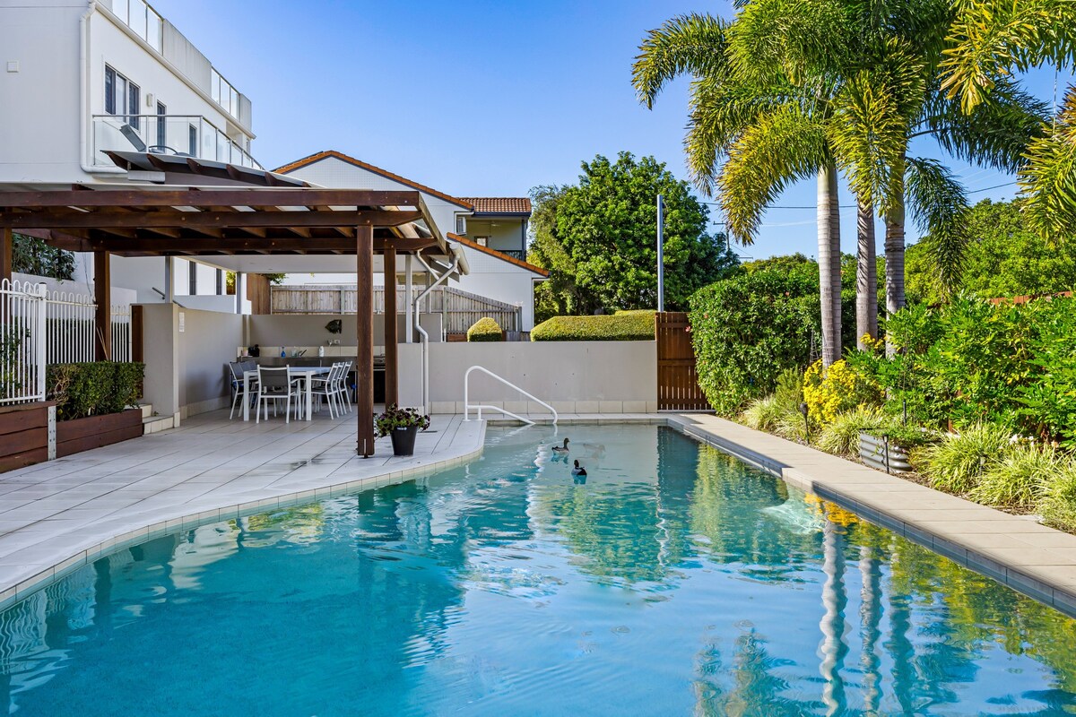 Chic Coastal 2-Bed with a Pool