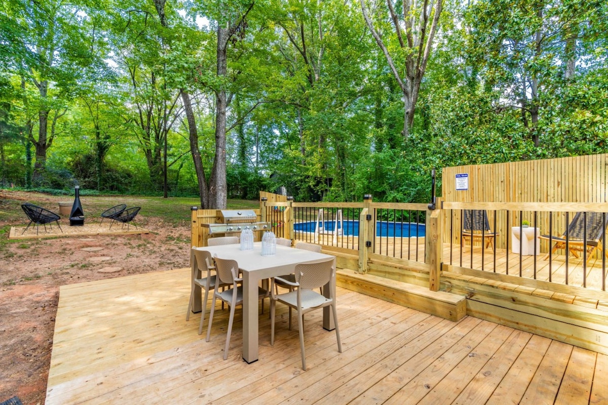 Designer home close to RDU and downtown, sleeps 12