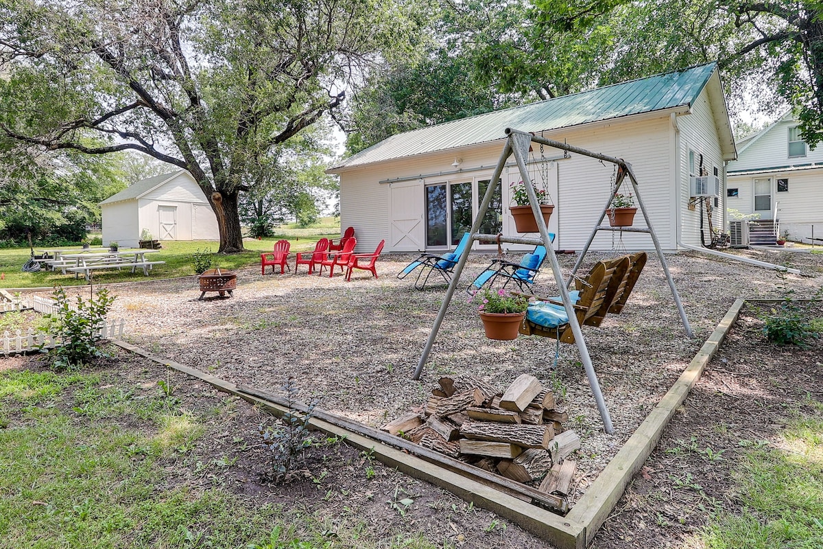 Coffeyville Countryside Studio w/ Fire Pit!