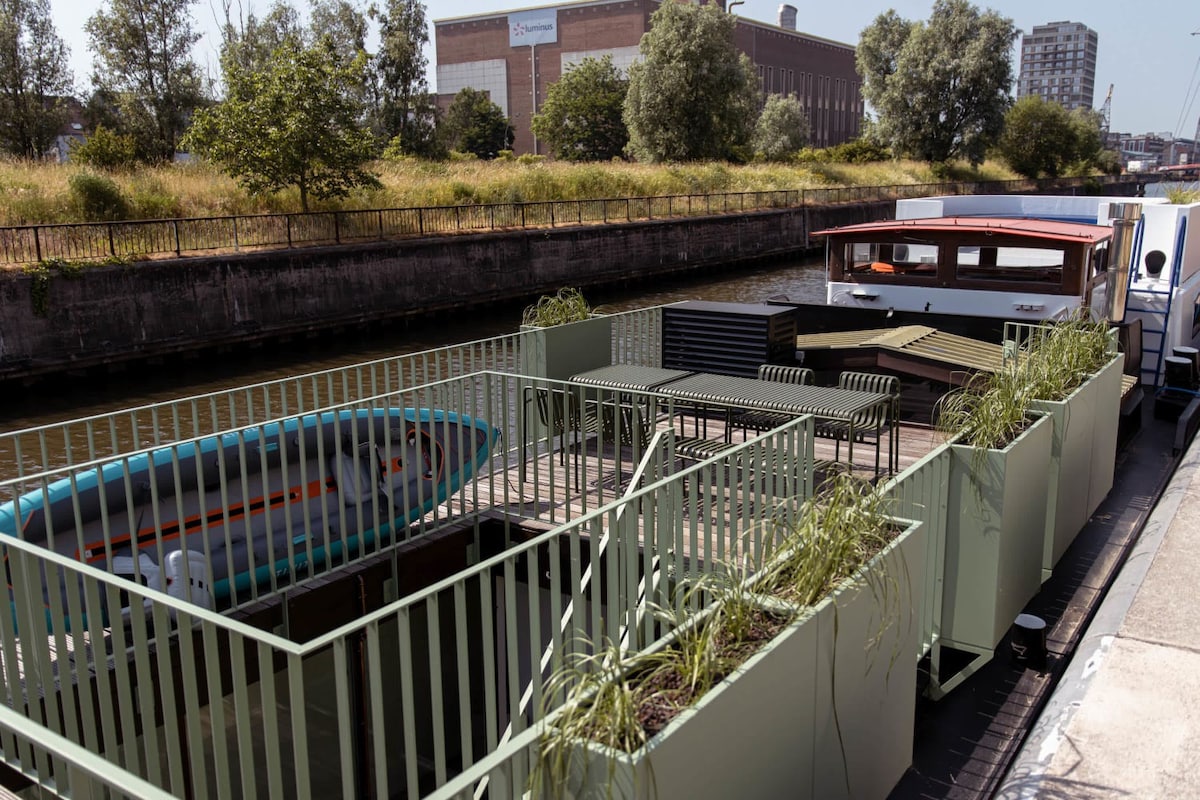 Exceptional Houseboat in Ghent's waters