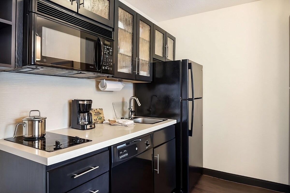 Rare Gem! 4 Pet-friendly Suites with Full Kitchens