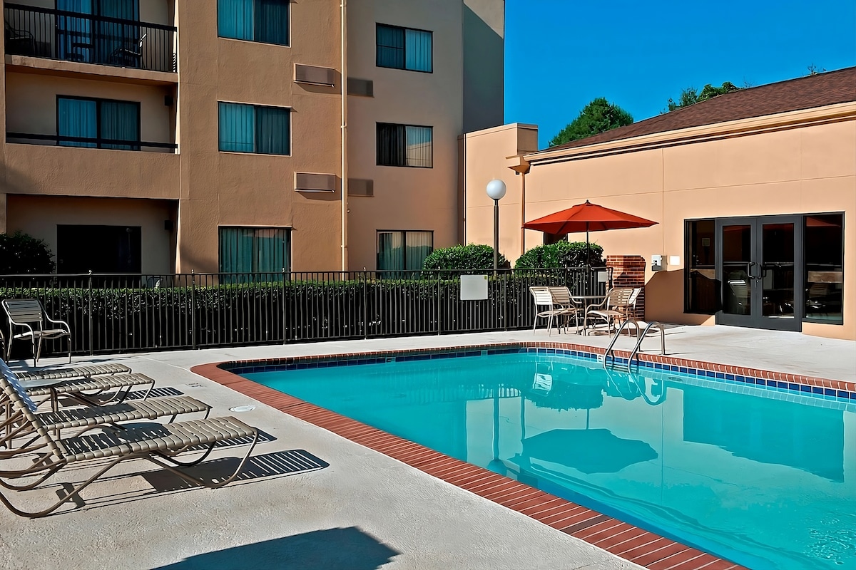 Relax and Recharge! Outdoor Pool, Pets Allowed!