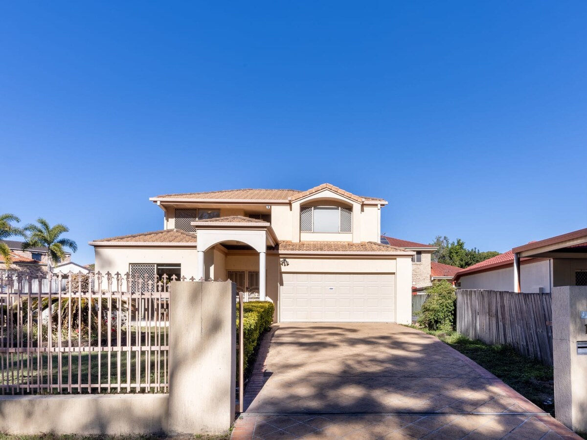 Peaceful Suburban Family Home Easy Access to City