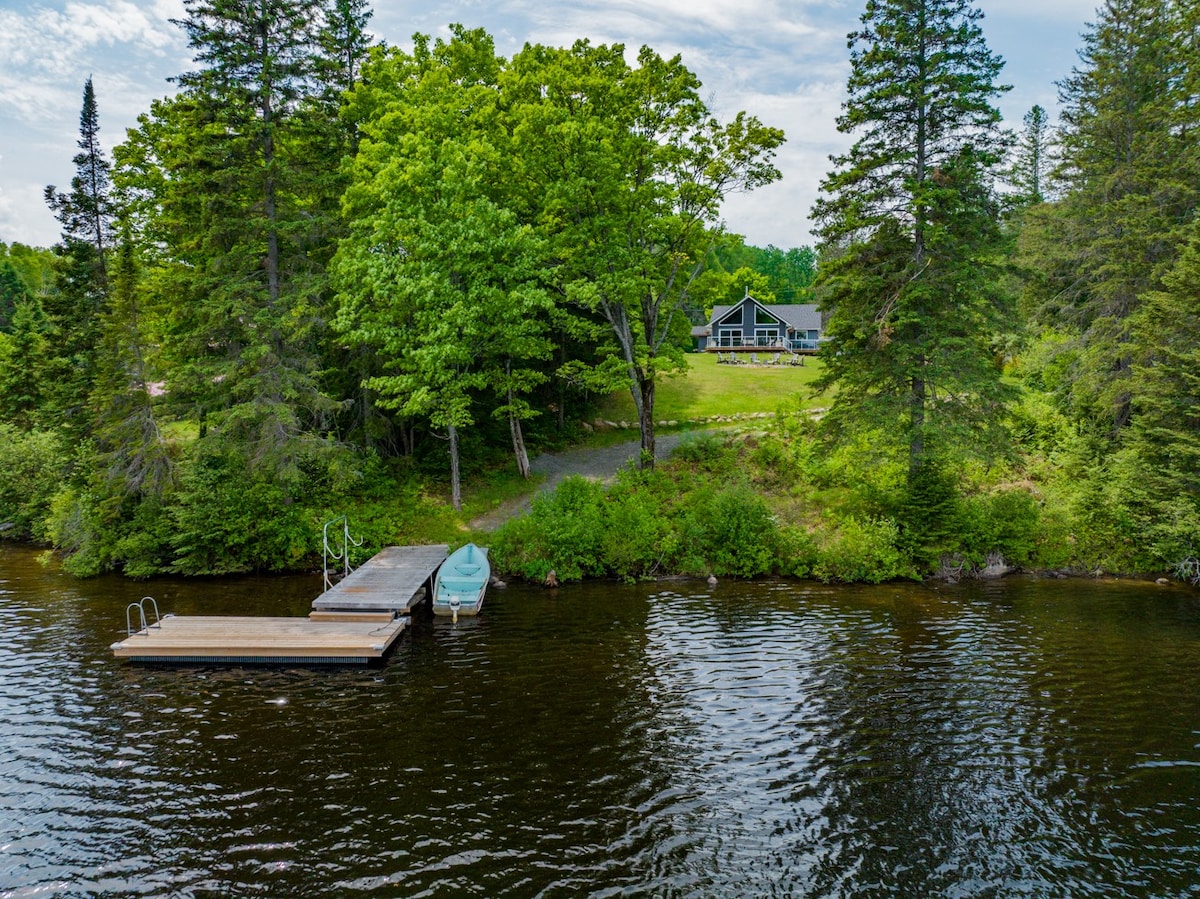 Stunning Lake View Cottage