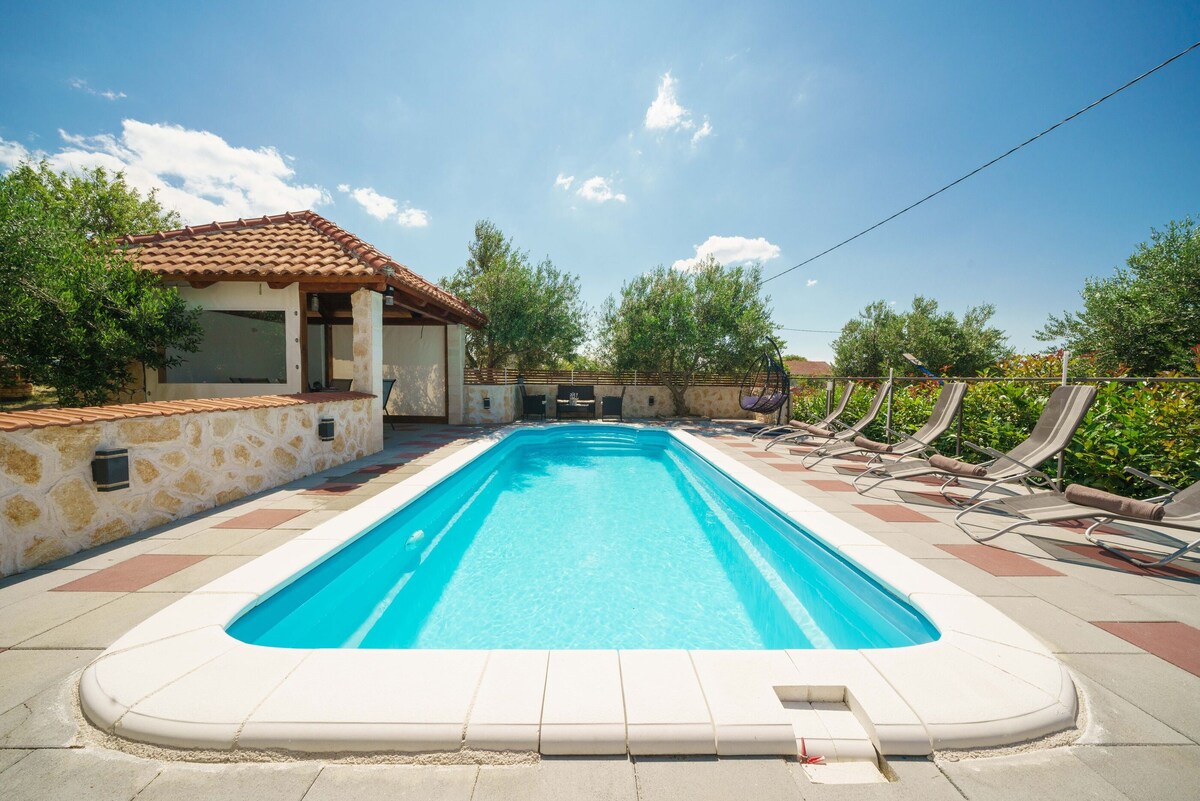 Krković的双卧室别墅，室外游泳池