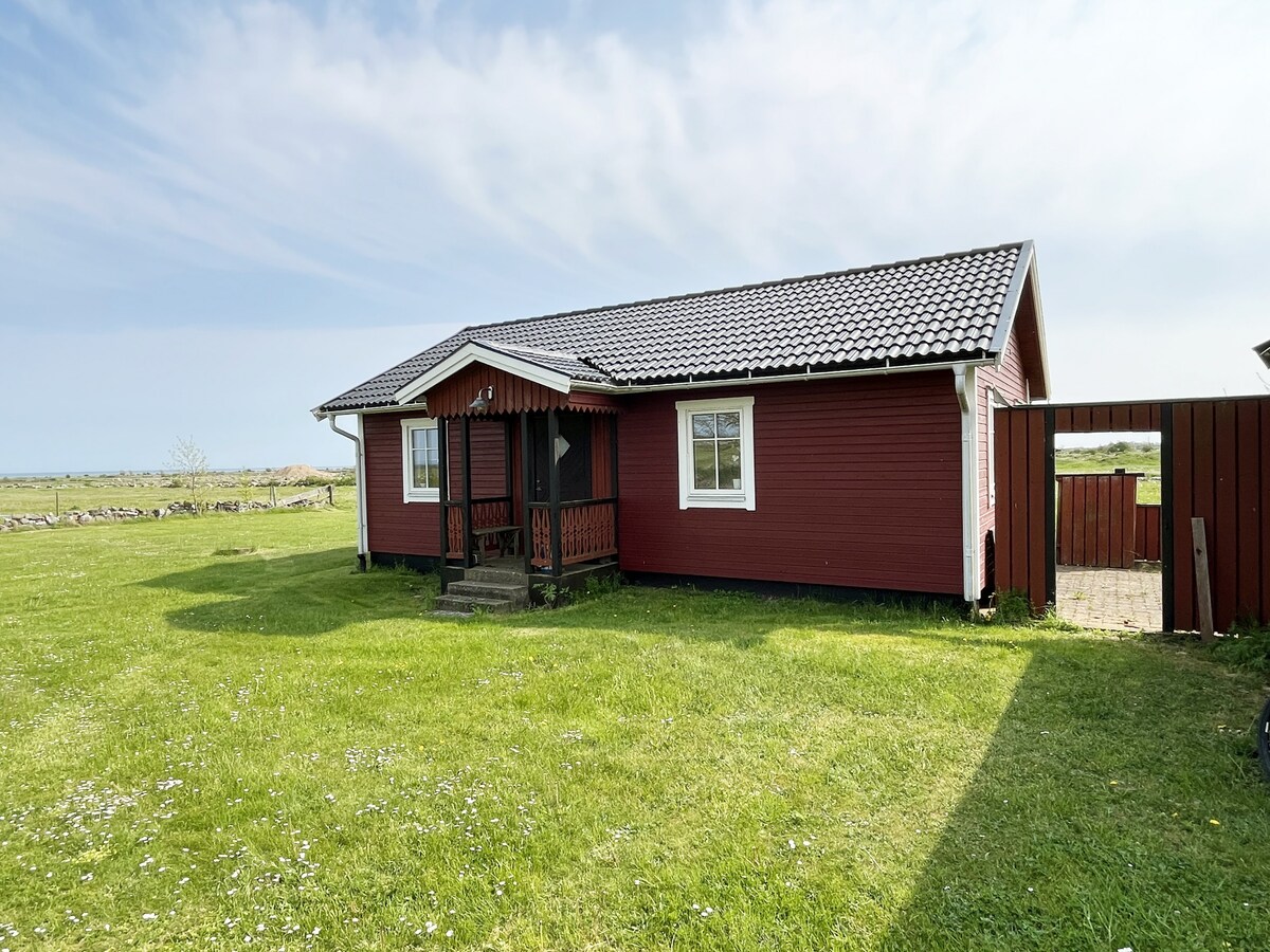 Red cozy cottage with sea view | Se04035