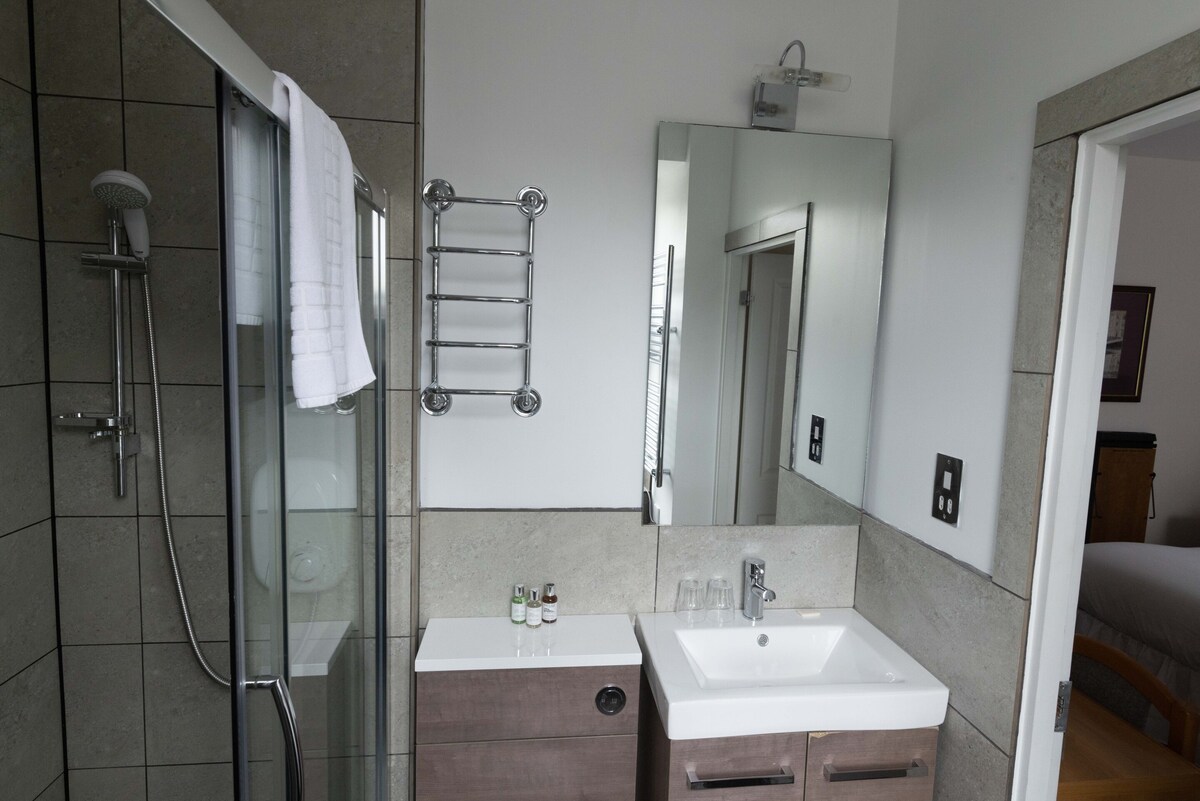 Double or Twin-Ensuite with Shower