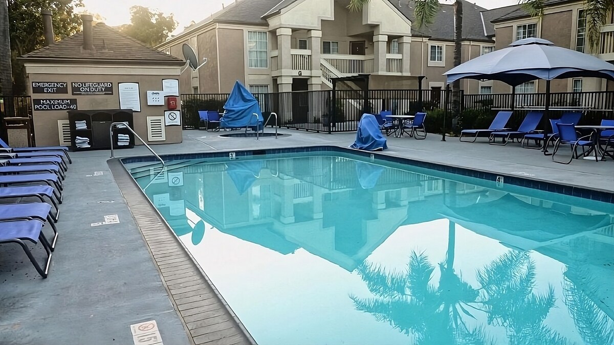 3 Relaxing Units w/Kitchens! Outdoor Pool, Parking