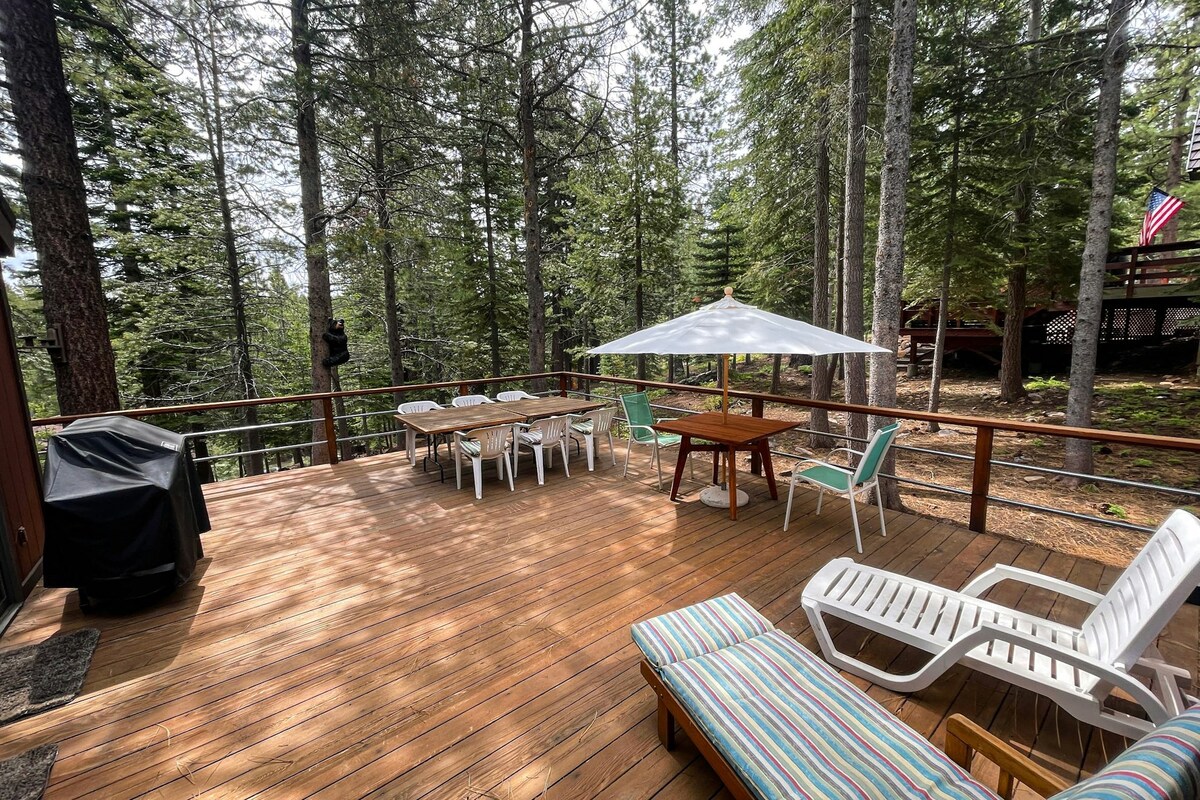3BR resort cabin with pool, hot tub, and sauna