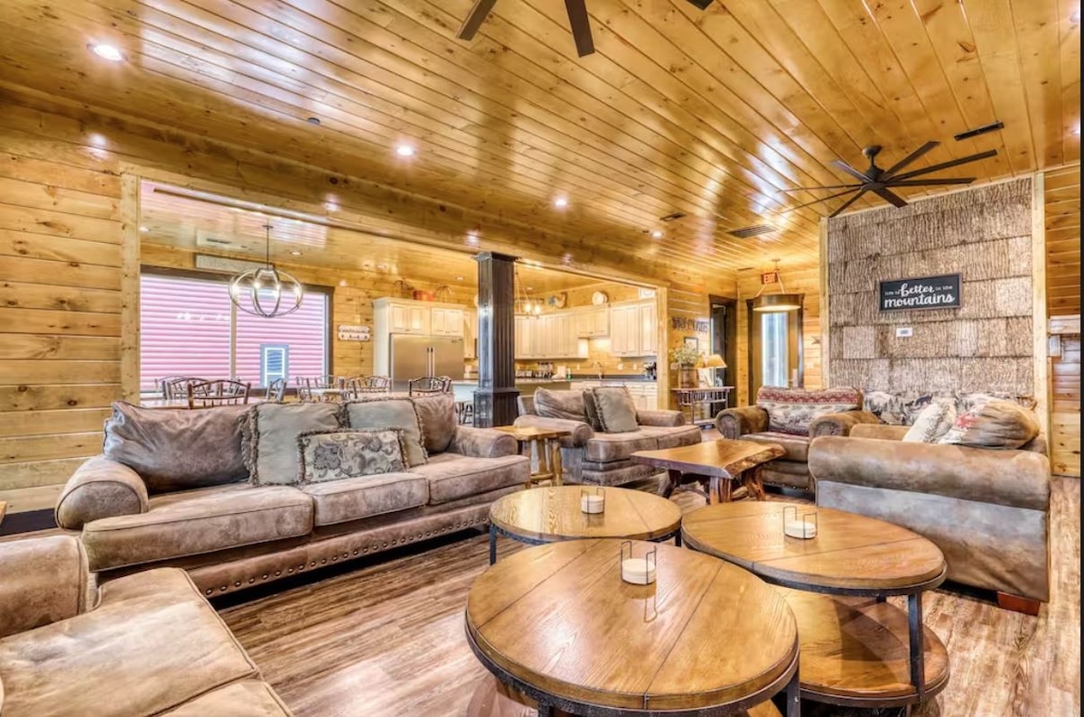 Cabin Sleeps 68! Game/Theater Room & Hot Tub