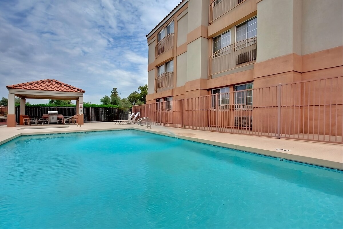 Escape to Tempe! 4 Relaxing Units, Kitchen, Pool!