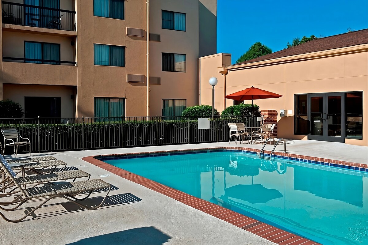 Relax and Recharge! Swimming Pool, Pet-friendly!