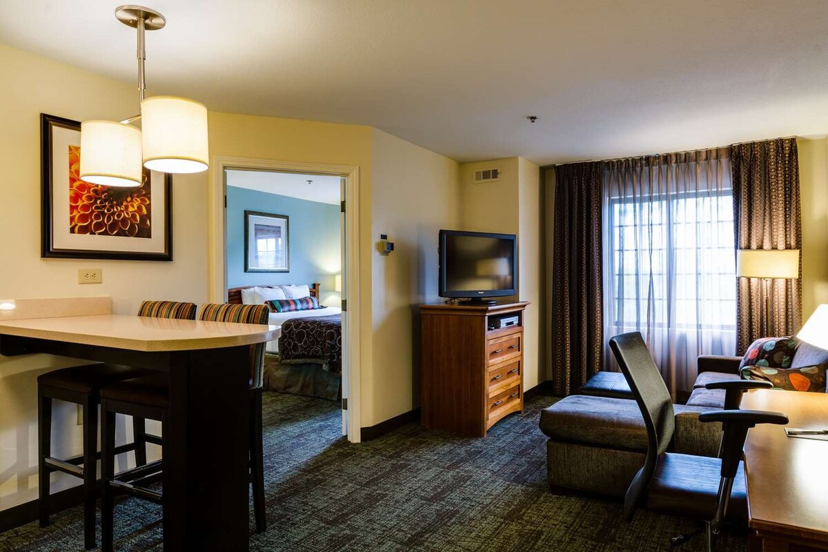 Large Suite with Full Kitchen and Free Breakfast!