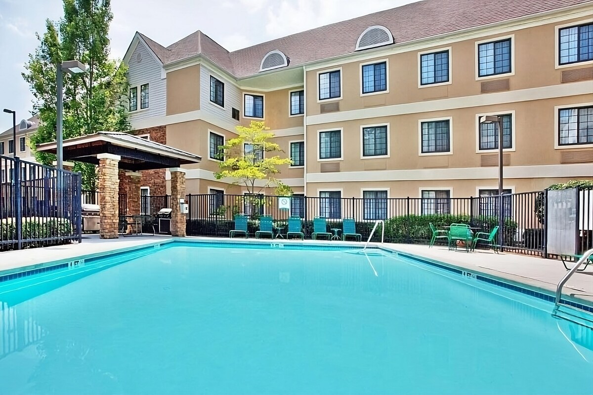 Pet-friendly 2BR Suite with Free Breakfast, Pool!