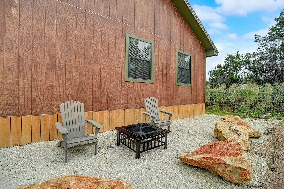 Dog-friendly 4BR cabins with firepit, deck, grill