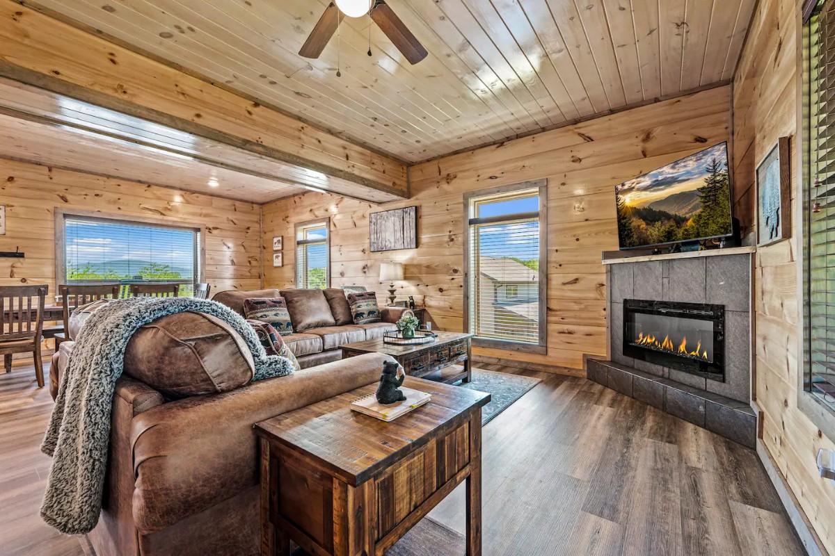 New Luxury Lodge w/ Hot Tub+Fireplaces +VIEWS!