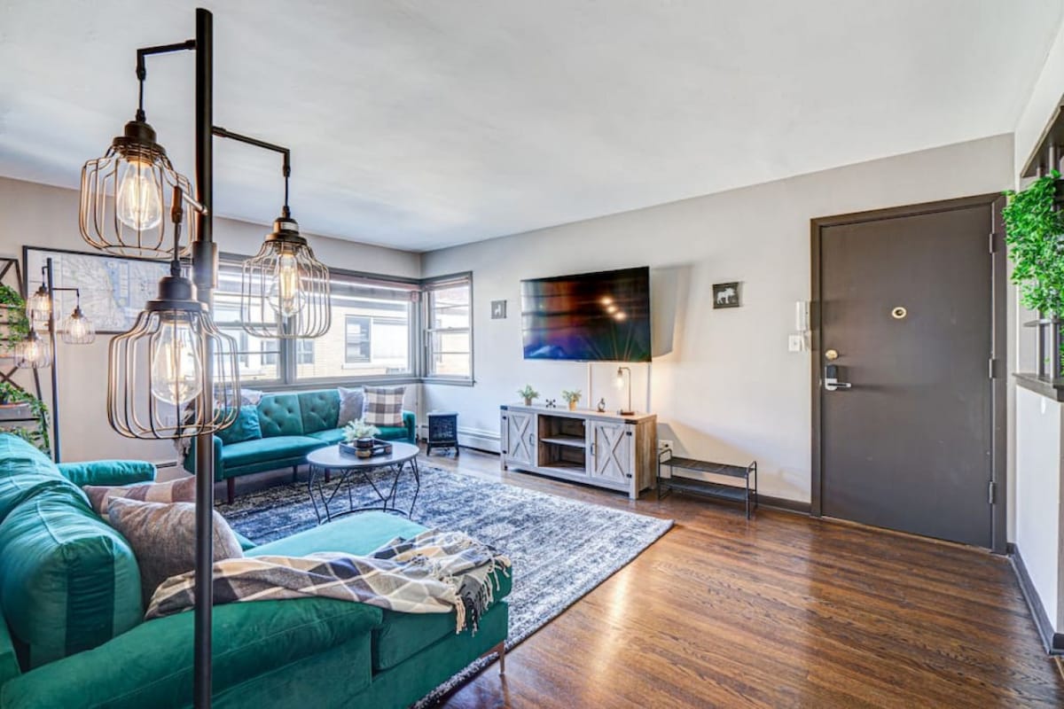 Top Rated Luxury 2BR Condo- Safe Historic Location