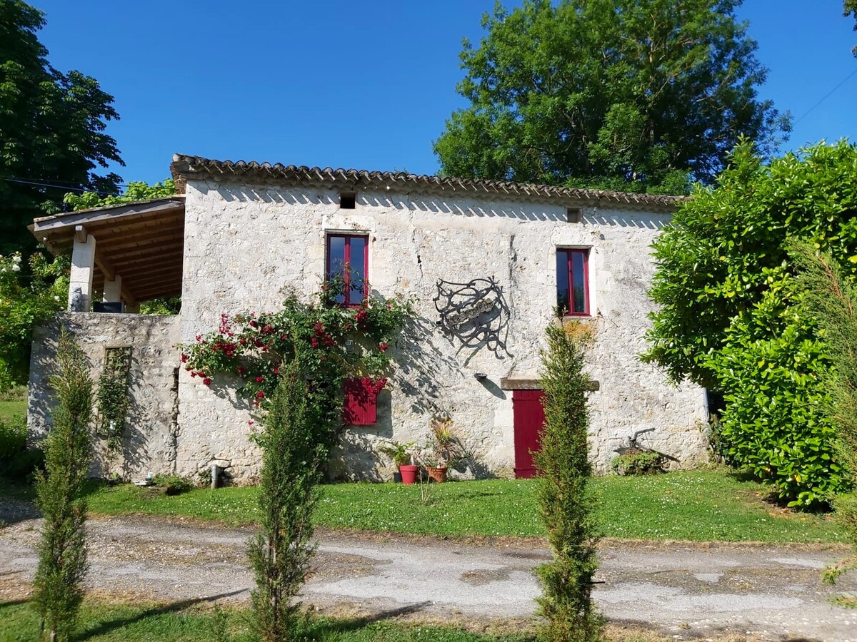 House for 4 ppl. with swimming-pool at Sauveterre