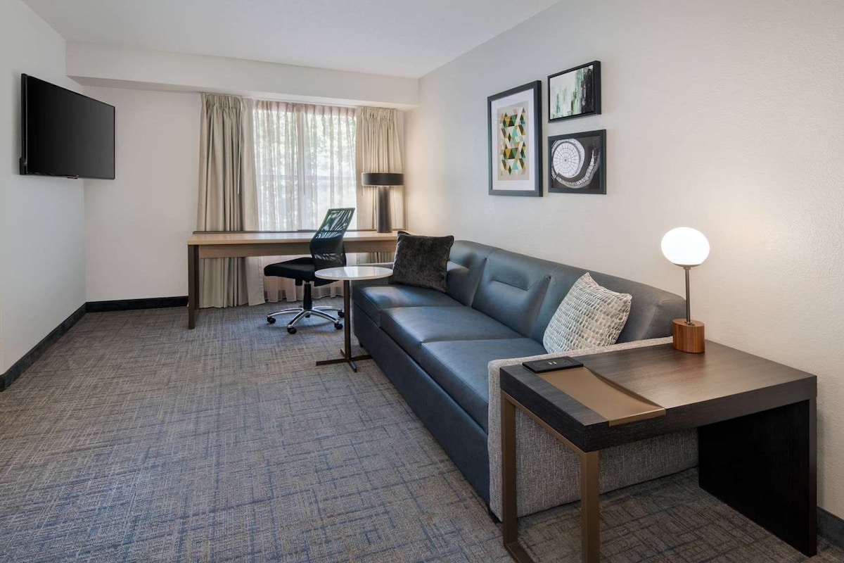 Spacious 1BR Suite with Free Breakfast, Pool!