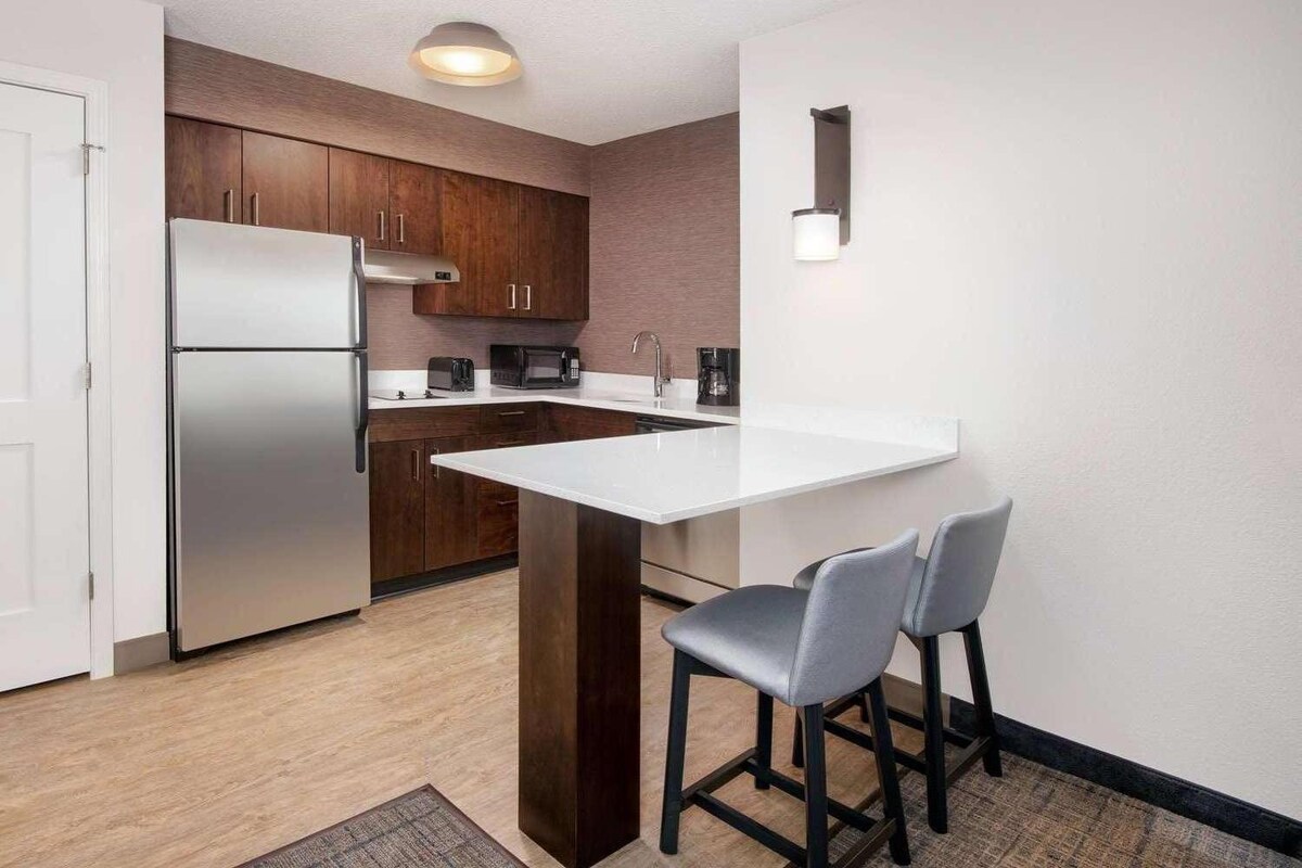 Spacious 1BR Suite with Free Breakfast, Pool!