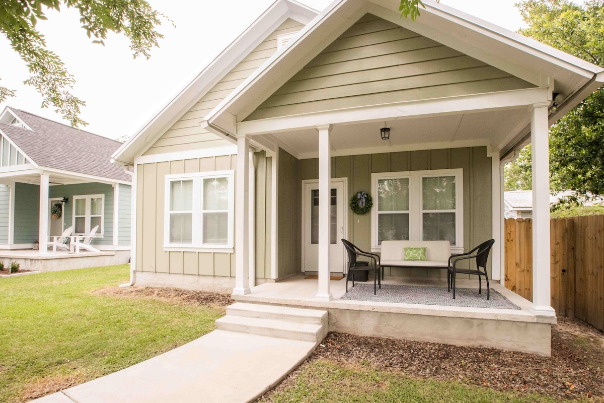 Chic Thomasville Home: Walk to Downtown!