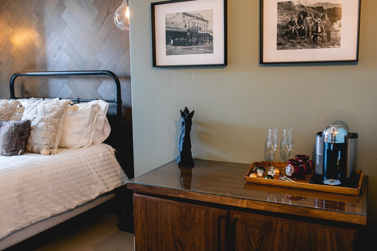Jacksonville Inn RM #3 | Queen Guest Room
