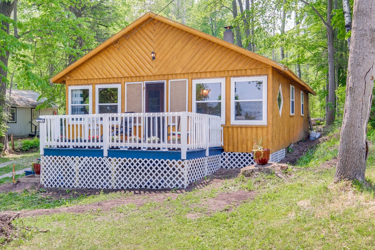 Charming Michigan Cottage w/ Sunroom & Lake Access