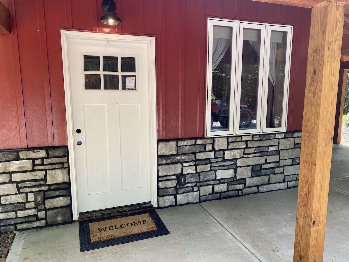 Red Door Lodging - Bobcat Corner Barndominium