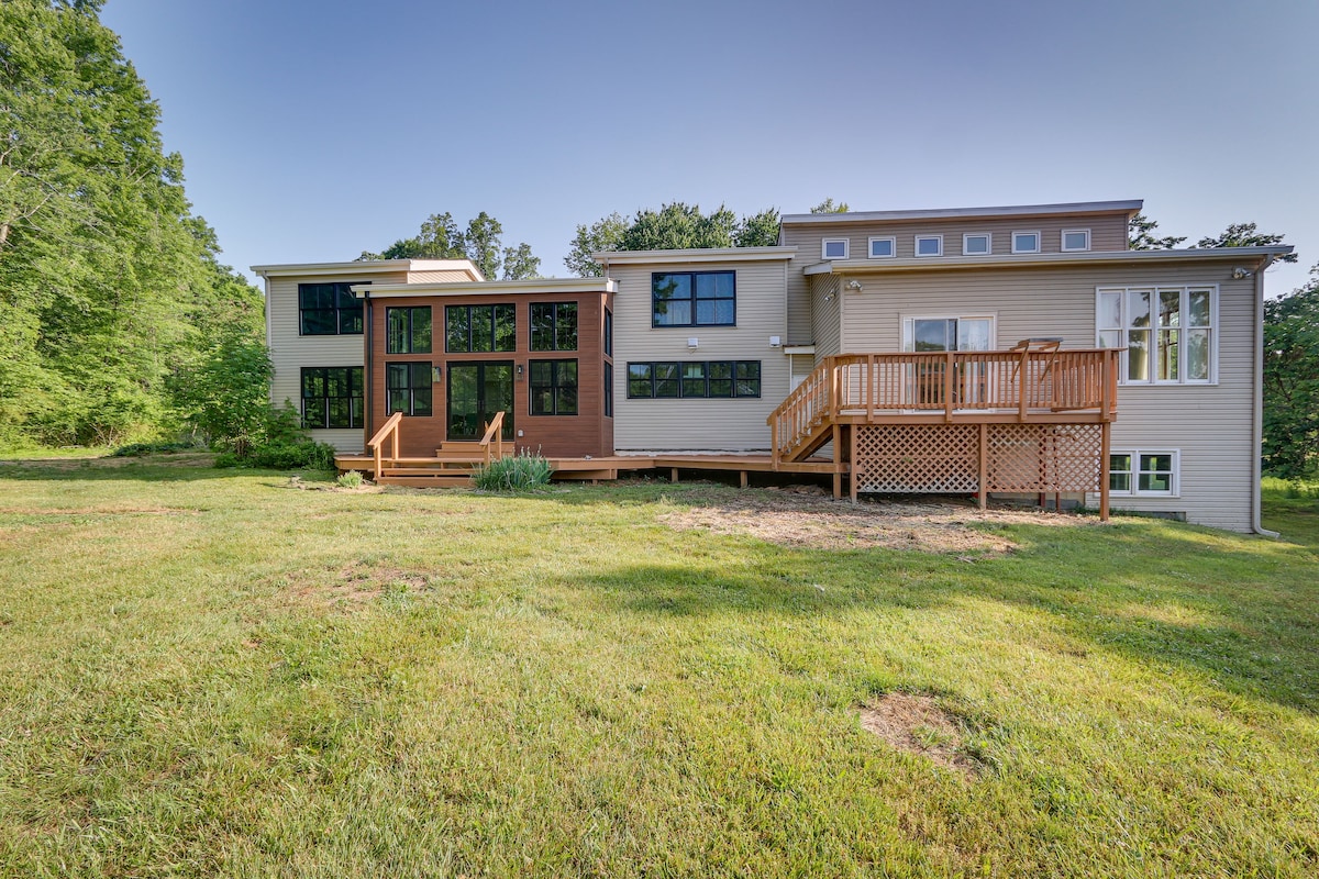 Bright Bluemont Home w/ On-Site Pond & Mtn Views!