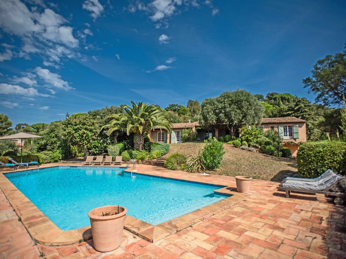 Provencal villa with pool and sea view