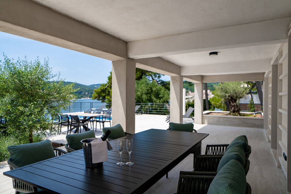 K-5639 Seaside luxury villa with a swimming pool