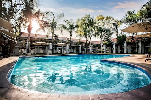 TWO Relaxing Units, Free Shuttle, Outdoor Pool!