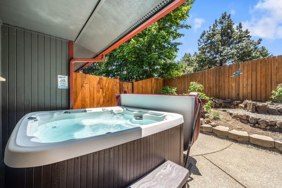 New Listing! Hot Tub ~ 2 Living Areas ~ Bend Home