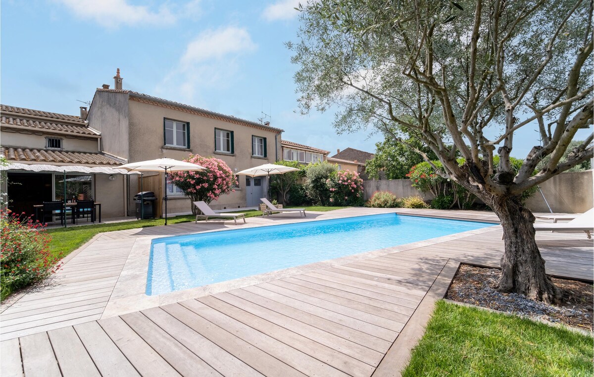 Nice home with WiFi, Heated swimming pool and 2