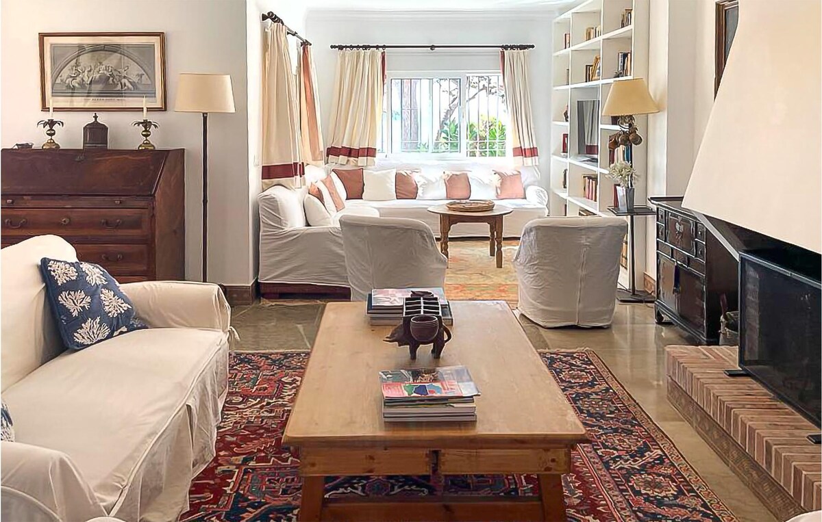 位于马贝拉（ Marbella ）的漂亮房源，有5间卧室、无线网络和