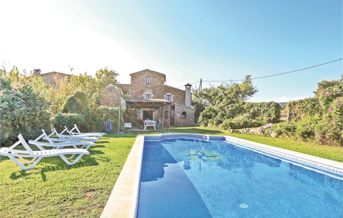 Gorgeous home in Calonge with swimming pool