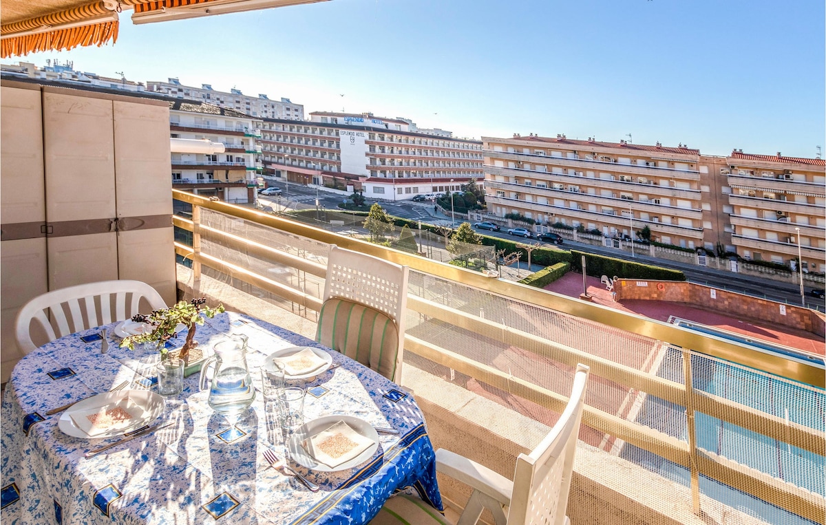 Nice apartment in Blanes with kitchen