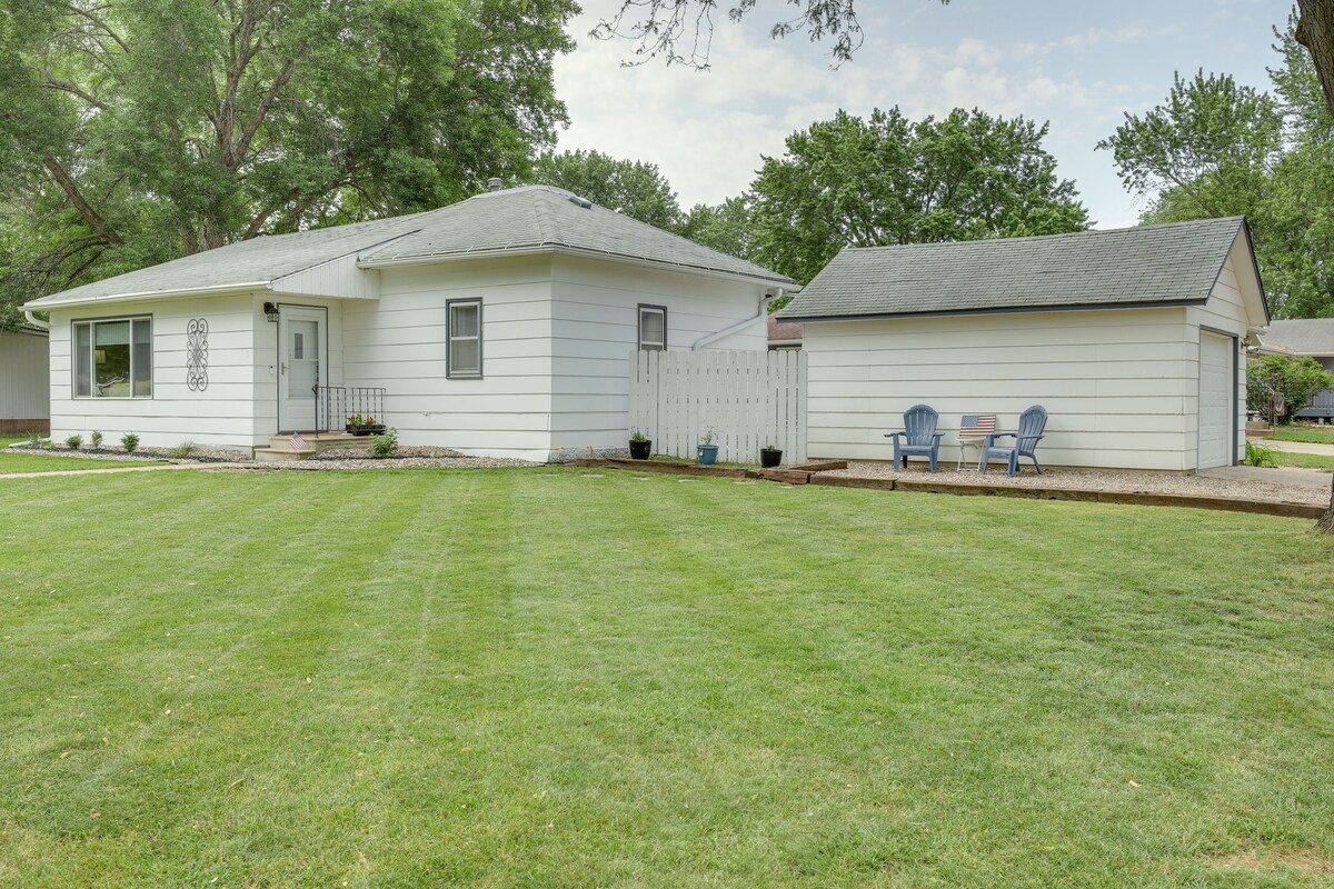 Akron Getaway w/ Backyard Patio + Gas Grill!