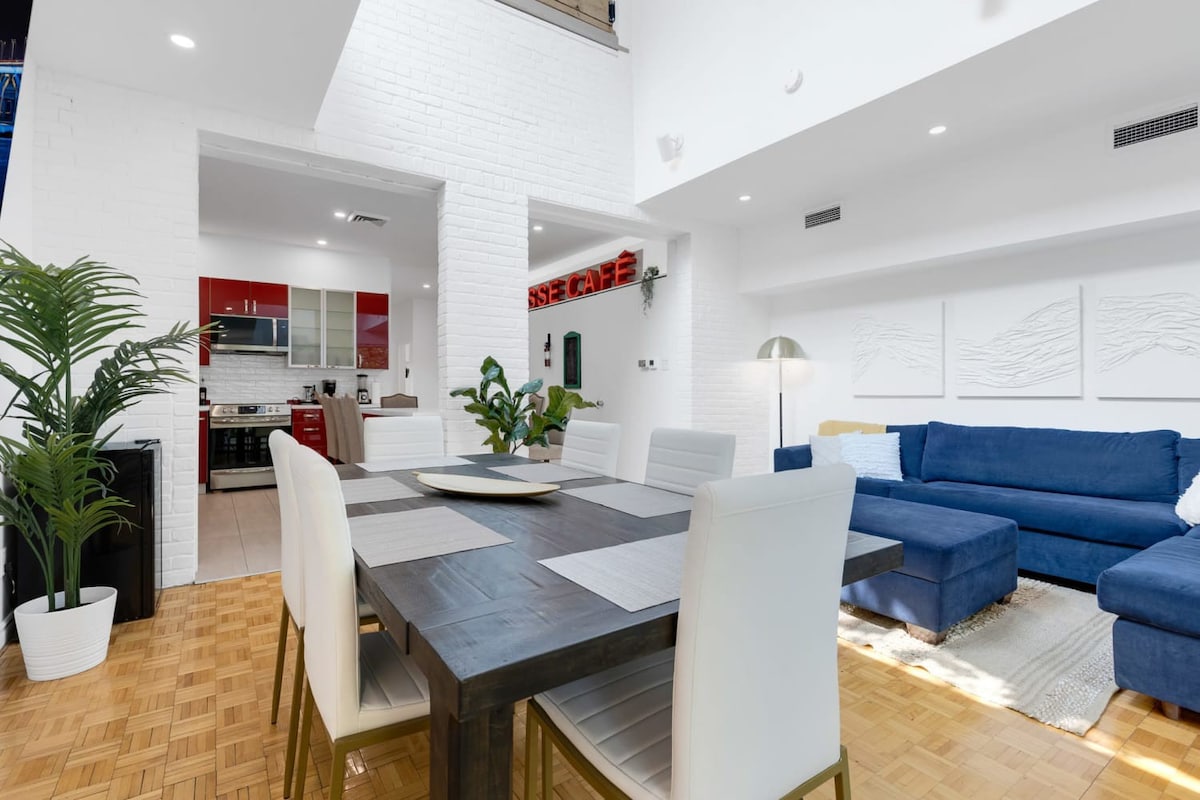 Stylish 5BR & 2 Bath Loft Downtown With Parking