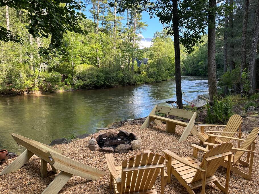 在路的尽头。Toccoa River Front