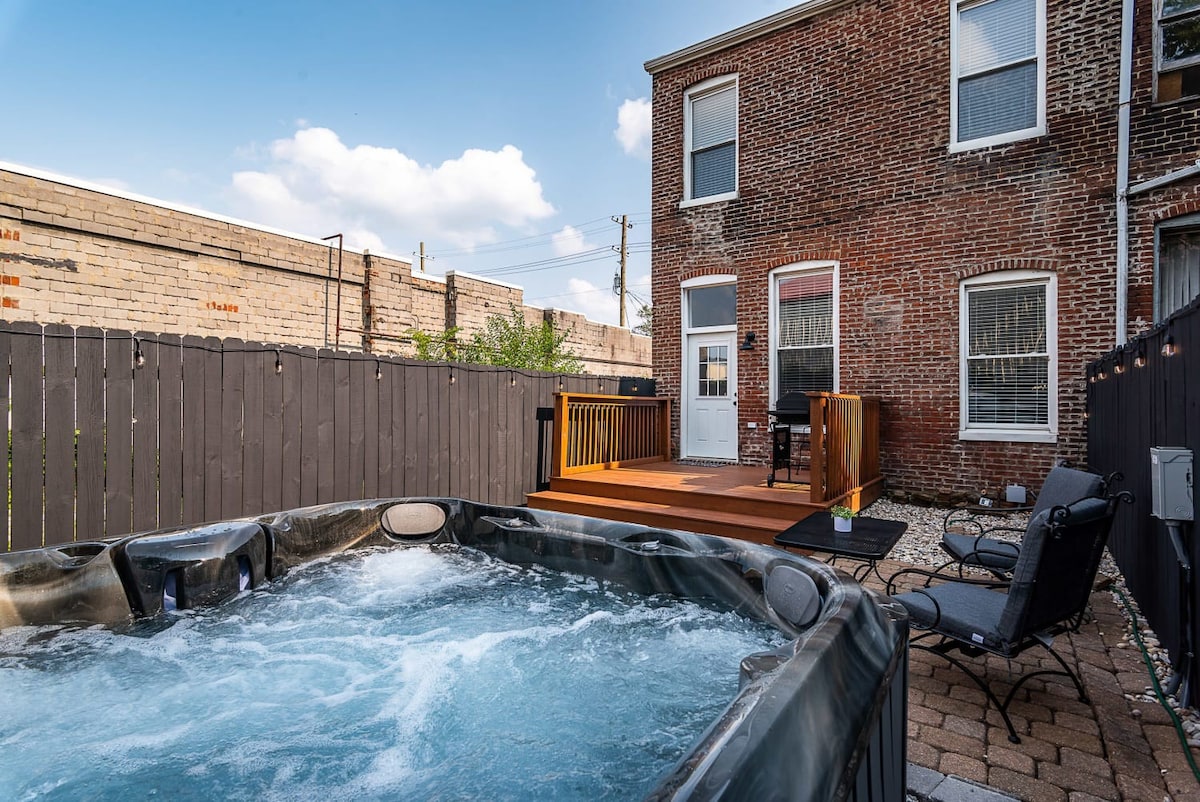 New! NuLu Row House -Sleeps 8, Hot Tub -fire pit!