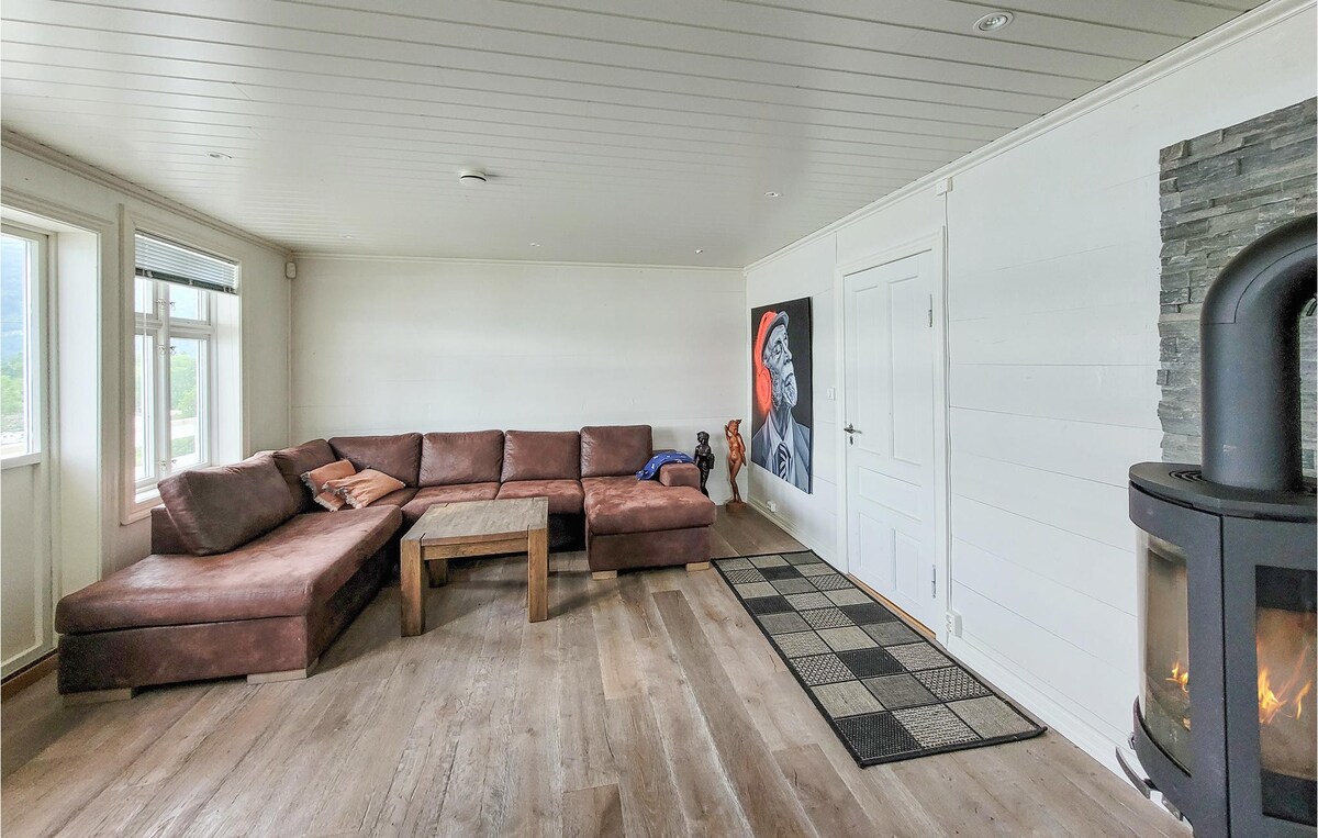 Stunning home in Øystese with WiFi and 4 Bedrooms