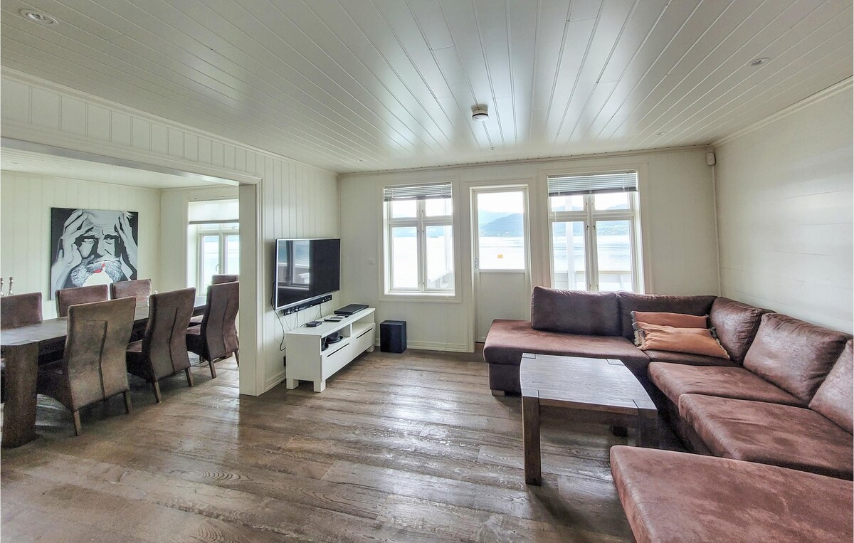 Stunning home in Øystese with WiFi and 4 Bedrooms